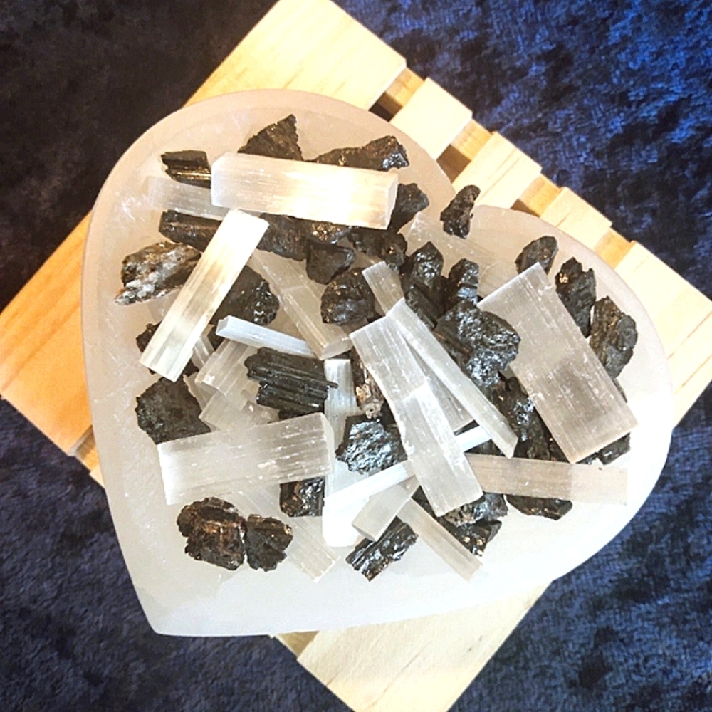 🖤✨BRAZiLiAN BLack TourmaLine 🤍 and SELENiTE CrystaL chips 🖤 Heart BowL - Picture 3 of 8